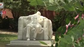 VIDEO Statuia lui Lincoln se topește din cauza căldurii excesive. Monumentul este plasat la o școală generală